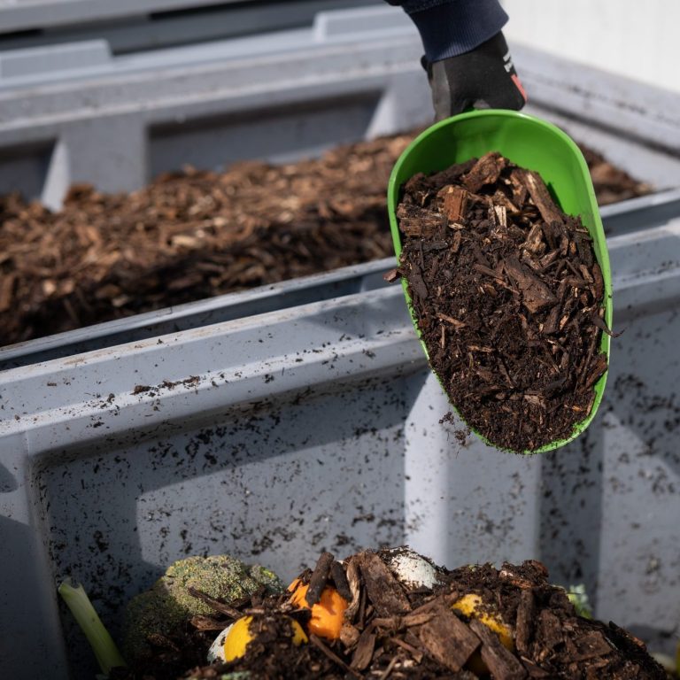 Dépôt des biodéchets dans le contenant en formule avec ou sans broyat