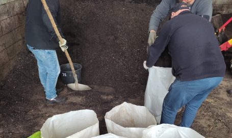 Distribution de compost normé aux particuliers par Les Pieds sur Terre